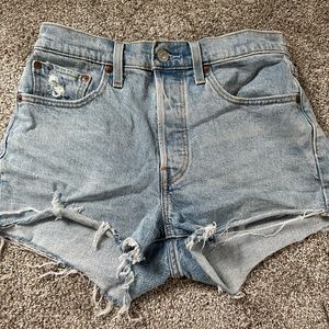 Light wash Levi 501 short size 27